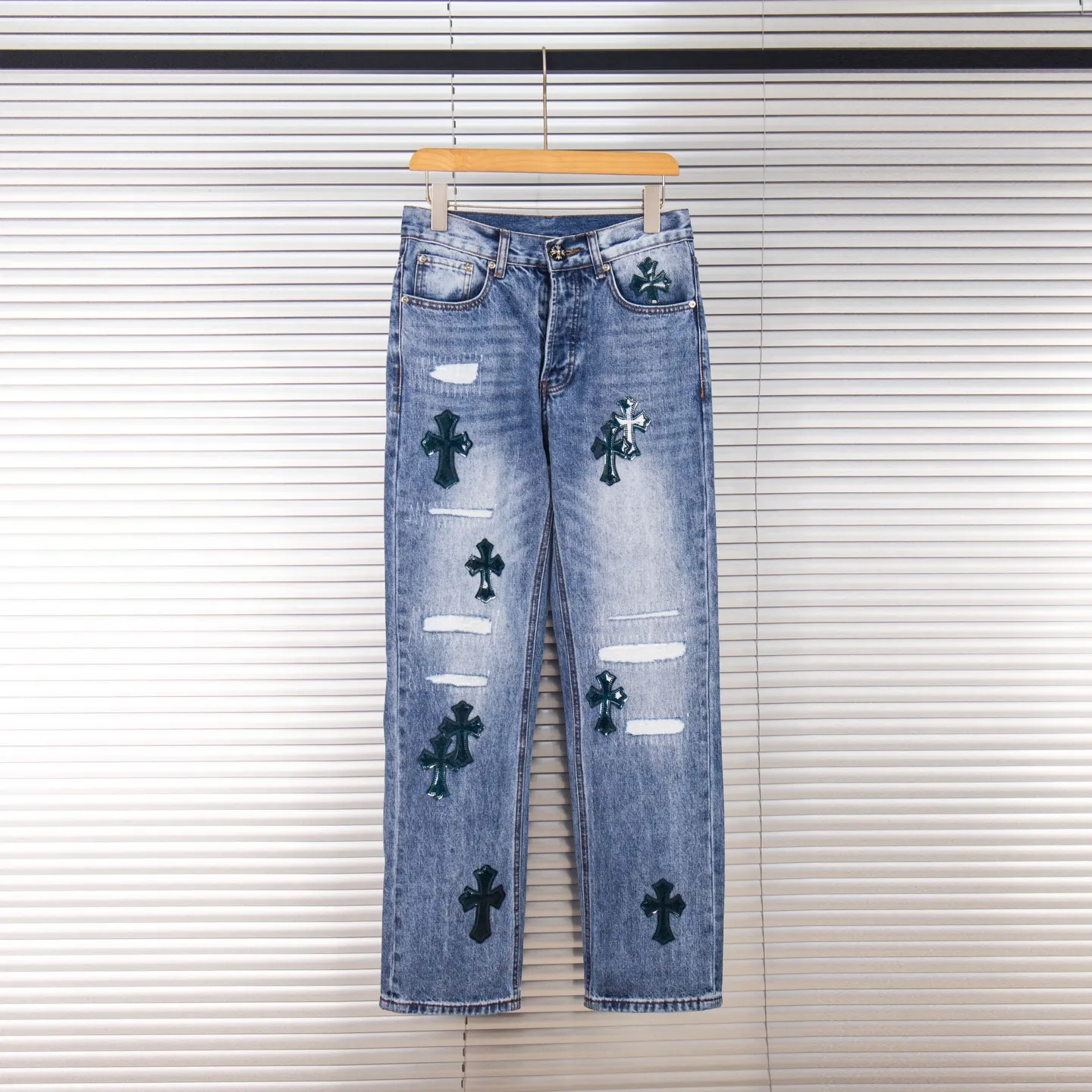 P280 (Higher version, evergreen style) Chrome Hearts/Chrome Hearts 25FW CH Blue Pants Starry Sky Hole Laminated Cross Bamboo Jeans. It adopts starry sky theme leather elements, mostly presented in the shape of a cross, with glitter on the leather surface. Unique design with simple and elegant details, exquisite workmanship, neat lines of the entire trousers, and perfect details! It’s also so cool that both men and women can easily control it. It’s a gender-neutral trendy up version. Style number: 1766# Color: blue Size: 28 30 32 34 36